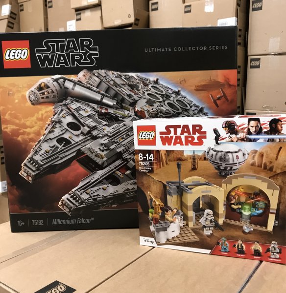 Millennium Falcon och Mos Eisley på hyllan