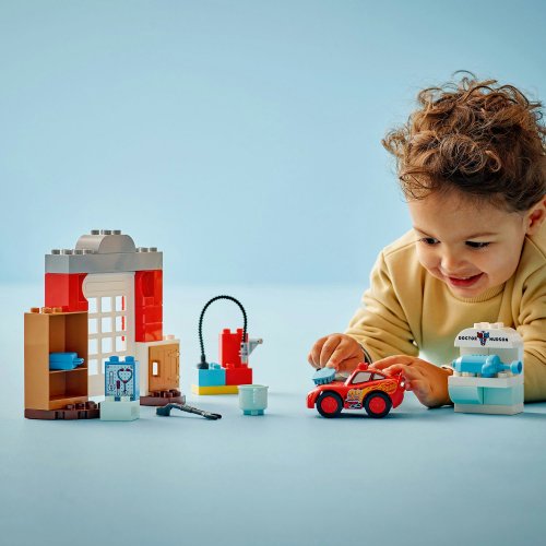 LEGO DUPLO McQueens besök i Docs garage 10456