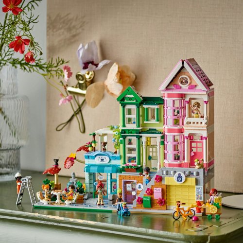 LEGO Friends Heartlake Citys lägenheter och butiker 42670