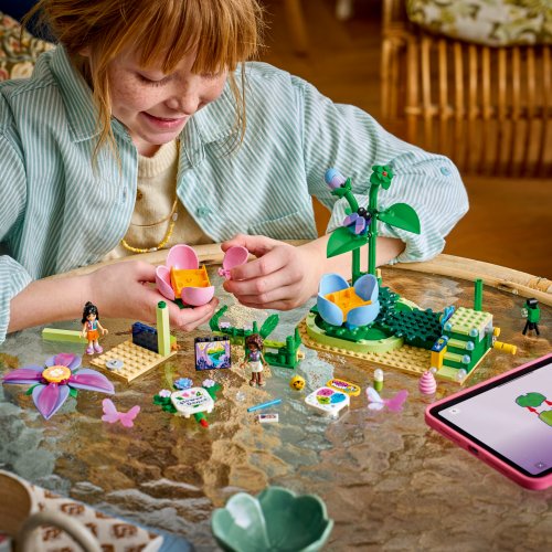 LEGO Friends Snurrande tekoppskarusell med blom och älvtema 42702