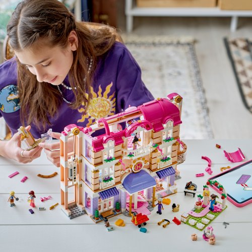 LEGO Friends Heartlake Citys Grand hotell 42704