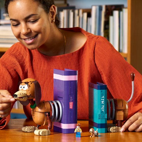 LEGO Disney Toy Story Bokstöd med hunden Slinky 43301