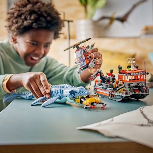 LEGO Jurassic World Dinosaurieattack med båt och mosasaurus 77983